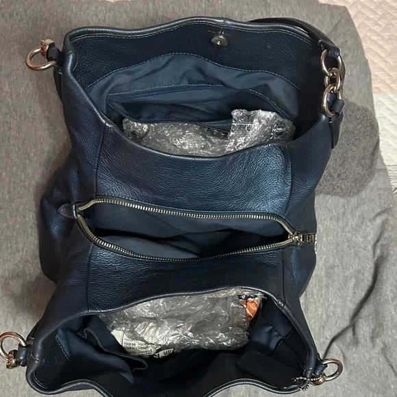 Elegant Navy Leather Shoulder Bag - Picture 5 of 8